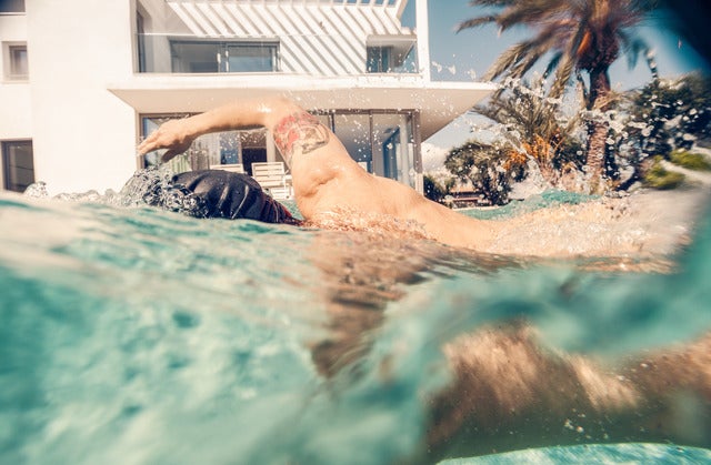 El 84% de las otitis externas surgen en verano: conoce la otitis del nadador