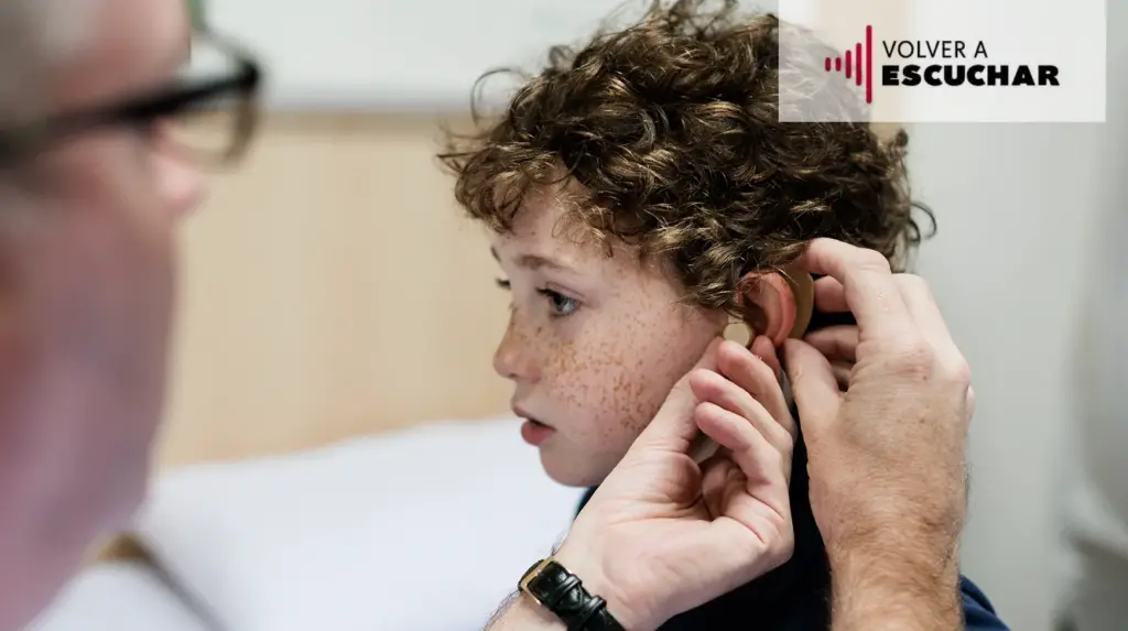 ¿Cómo es el uso combinado de un implante coclear y un audífono?