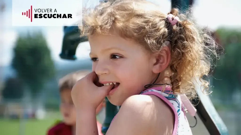 ¿Cómo escucha un niño con implante coclear?