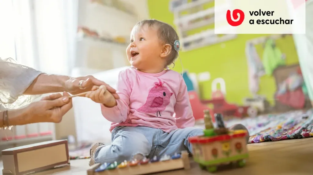 ¿Cuánto tarda en hablar un niño con implante coclear?